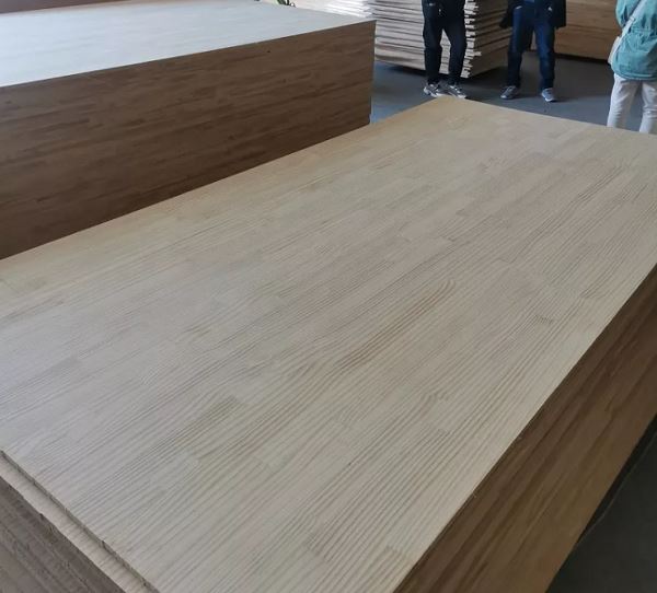 Qarag'ay kontrplak taxtasi